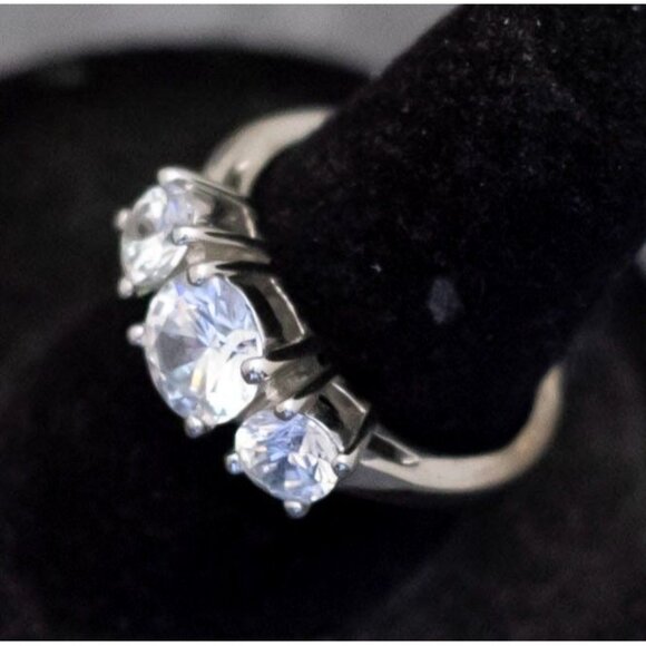 Size 7, Vintage Clear Three Stone Gems Silver Tone Ring by Avon - G47 - Picture 2 of 3